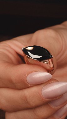 Gemstone 'lu zarif Altın ve Elmas Yüzükler