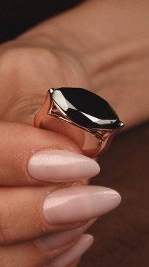 Gemstone 'lu zarif Altın ve Elmas Yüzükler