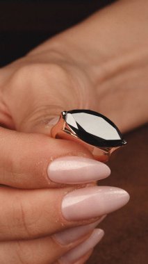 Gemstone 'lu zarif Altın ve Elmas Yüzükler