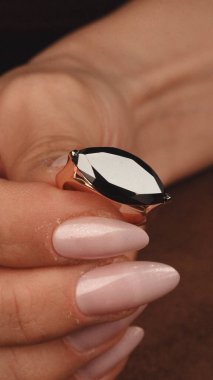 Gemstone 'lu zarif Altın ve Elmas Yüzükler