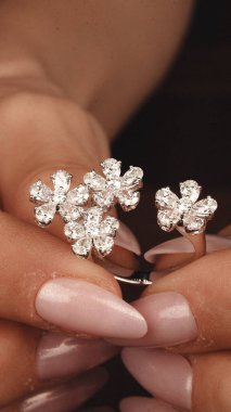 Gemstone 'lu zarif Altın ve Elmas Yüzükler