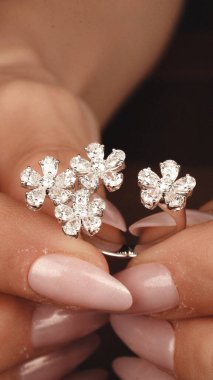 Gemstone 'lu zarif Altın ve Elmas Yüzükler