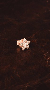 Gemstone 'lu zarif Altın ve Elmas Yüzükler