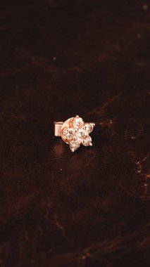 Gemstone 'lu zarif Altın ve Elmas Yüzükler