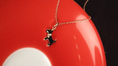 Gemstone 'lu zarif Altın ve Elmas Yüzükler