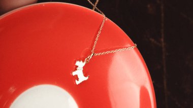 Gemstone 'lu zarif Altın ve Elmas Yüzükler