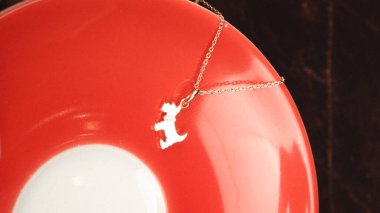 Gemstone 'lu zarif Altın ve Elmas Yüzükler