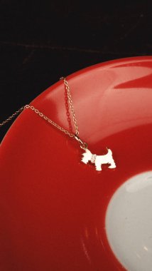 Gemstone 'lu zarif Altın ve Elmas Yüzükler