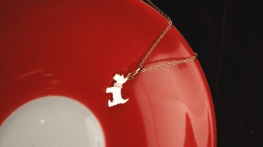 Gemstone 'lu zarif Altın ve Elmas Yüzükler