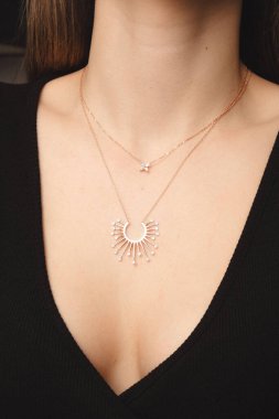 Gemstone 'lu zarif Altın ve Elmas Yüzükler