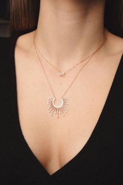 Gemstone 'lu zarif Altın ve Elmas Yüzükler