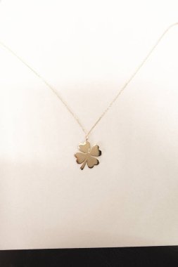 Gemstone 'lu zarif Altın ve Elmas Yüzükler