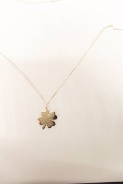 Gemstone 'lu zarif Altın ve Elmas Yüzükler