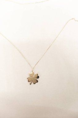 Gemstone 'lu zarif Altın ve Elmas Yüzükler