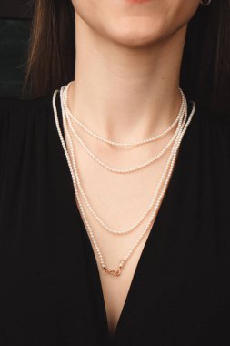 Modern Kadınlar İçin Şık Altın ve Elmas Mücevherler