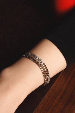 Modern Kadınlar İçin Şık Altın ve Elmas Mücevherler