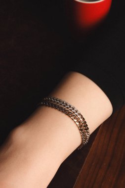 Modern Kadınlar İçin Şık Altın ve Elmas Mücevherler