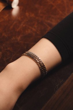 Modern Kadınlar İçin Şık Altın ve Elmas Mücevherler