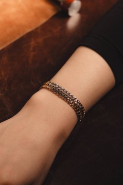 Modern Kadınlar İçin Şık Altın ve Elmas Mücevherler