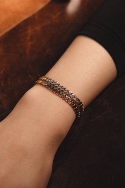 Modern Kadınlar İçin Şık Altın ve Elmas Mücevherler