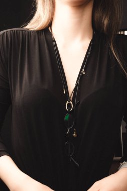 Modern Kadınlar İçin Şık Altın ve Elmas Mücevherler