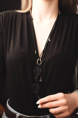 Modern Kadınlar İçin Şık Altın ve Elmas Mücevherler