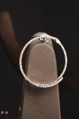 Zarif Altın ve Elmas Kolyeler