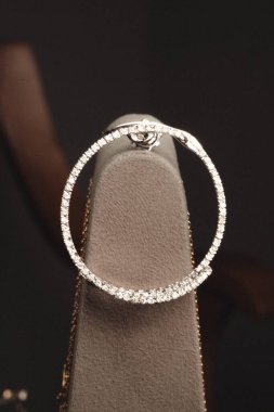 Zarif Altın ve Elmas Kolyeler