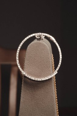 Zarif Altın ve Elmas Kolyeler