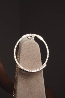 Zarif Altın ve Elmas Kolyeler