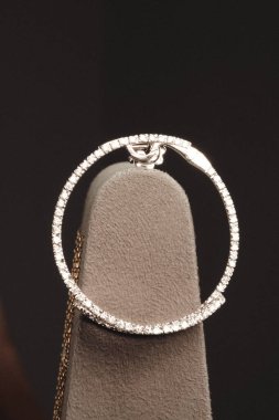 Zarif Altın ve Elmas Kolyeler