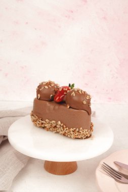 Beyaz Arkaplanda Renkli Meyveli Kek