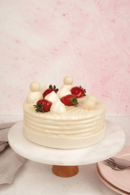 Beyaz Arkaplanda Renkli Meyveli Kek