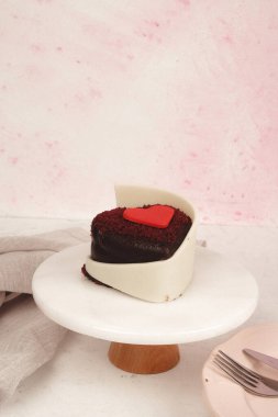 Beyaz Arkaplanda Renkli Meyveli Kek