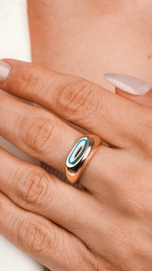 Parlak Altın Mücevherler Göz kamaştırıcı elmaslarla