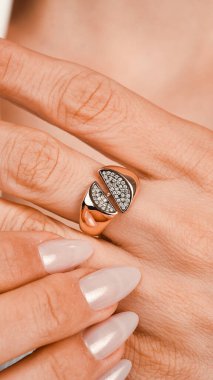 Parlak Altın Mücevherler Göz kamaştırıcı elmaslarla