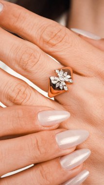 Parlak Altın Mücevherler Göz kamaştırıcı elmaslarla