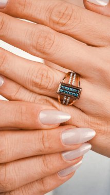 Parlak Altın Mücevherler Göz kamaştırıcı elmaslarla