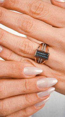 Parlak Altın Mücevherler Göz kamaştırıcı elmaslarla