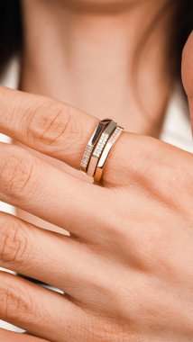 Parlak Altın Mücevherler Göz kamaştırıcı elmaslarla