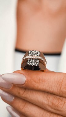 Parlak Altın Mücevherler Göz kamaştırıcı elmaslarla