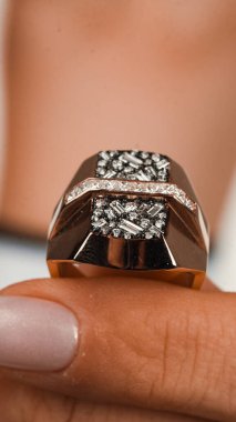 Parlak Altın Mücevherler Göz kamaştırıcı elmaslarla