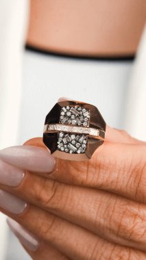 Parlak Altın Mücevherler Göz kamaştırıcı elmaslarla