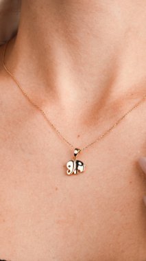 Parlak Altın Mücevherler Göz kamaştırıcı elmaslarla