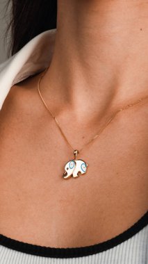 Altın Küpeli Güzel Elmas Küpe