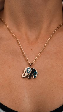 Altın Küpeli Güzel Elmas Küpe