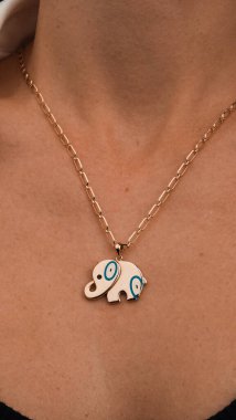 Altın Küpeli Güzel Elmas Küpe