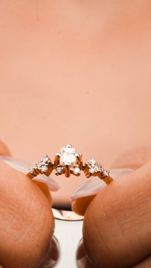 Altın Küpeli Güzel Elmas Küpe