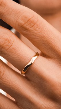 Altın Küpeli Güzel Elmas Küpe