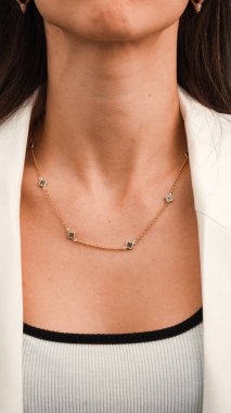 Altın Küpeli Güzel Elmas Küpe